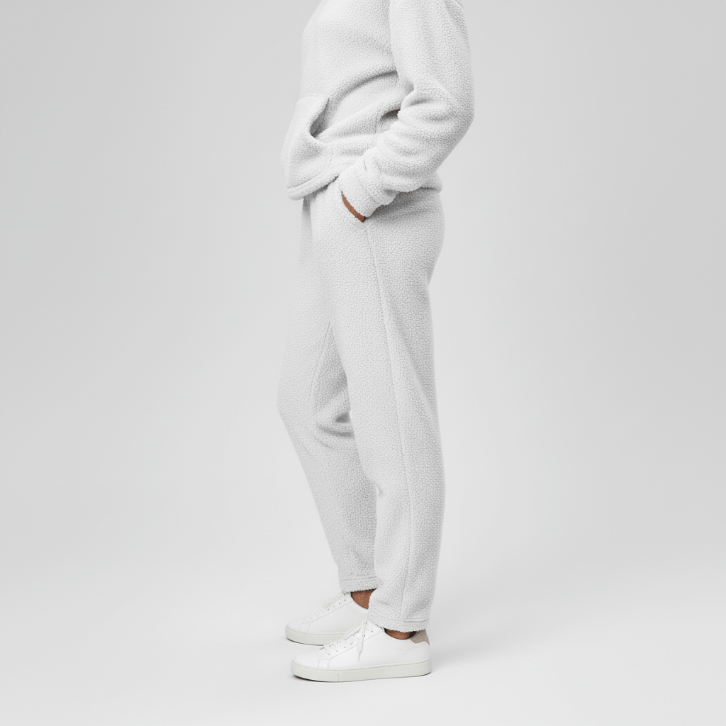 Damen Loungewear in Großen Größen, Kapuzenpullover und Hose mit Kängurutasche, bequem & praktisch.