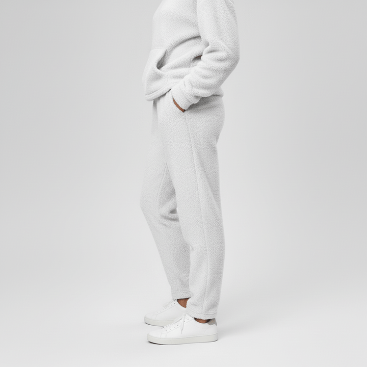 Damen Loungewear in Großen Größen, Kapuzenpullover und Hose mit Kängurutasche, bequem & praktisch.