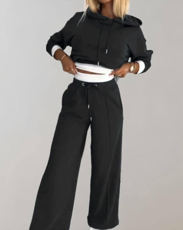 Modernes Damen Casual Set: komfortabler Kapuzenpullover und weite Hose als vielseitiges Loungewear-Outfit.