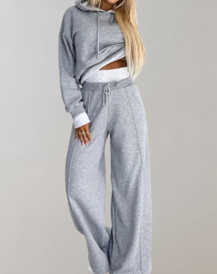 Damen Loungewear Zweiteiler Set: weicher Stoff, Kapuzenpullover und weite Hose für maximalen Komfort und Stil.