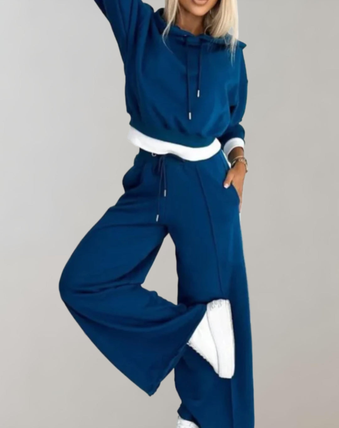Praktisches Damen Outfit: Kapuzenpullover und weite Hose als bequemes Zweiteiler Set für Freizeit & Alltag.
