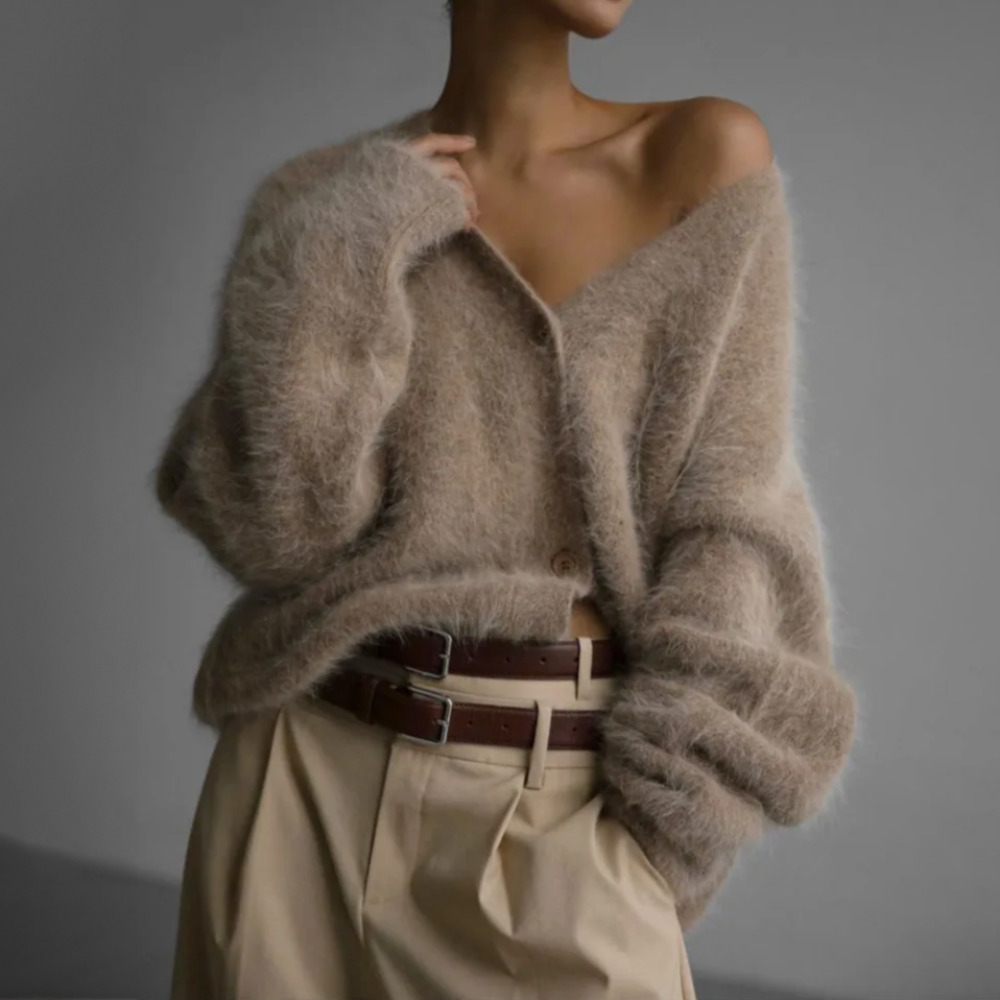 Nahaufnahme der weichen Stricktextur der Damen Luna Strickjacke; ideal für höchsten Tragekomfort & Stil.