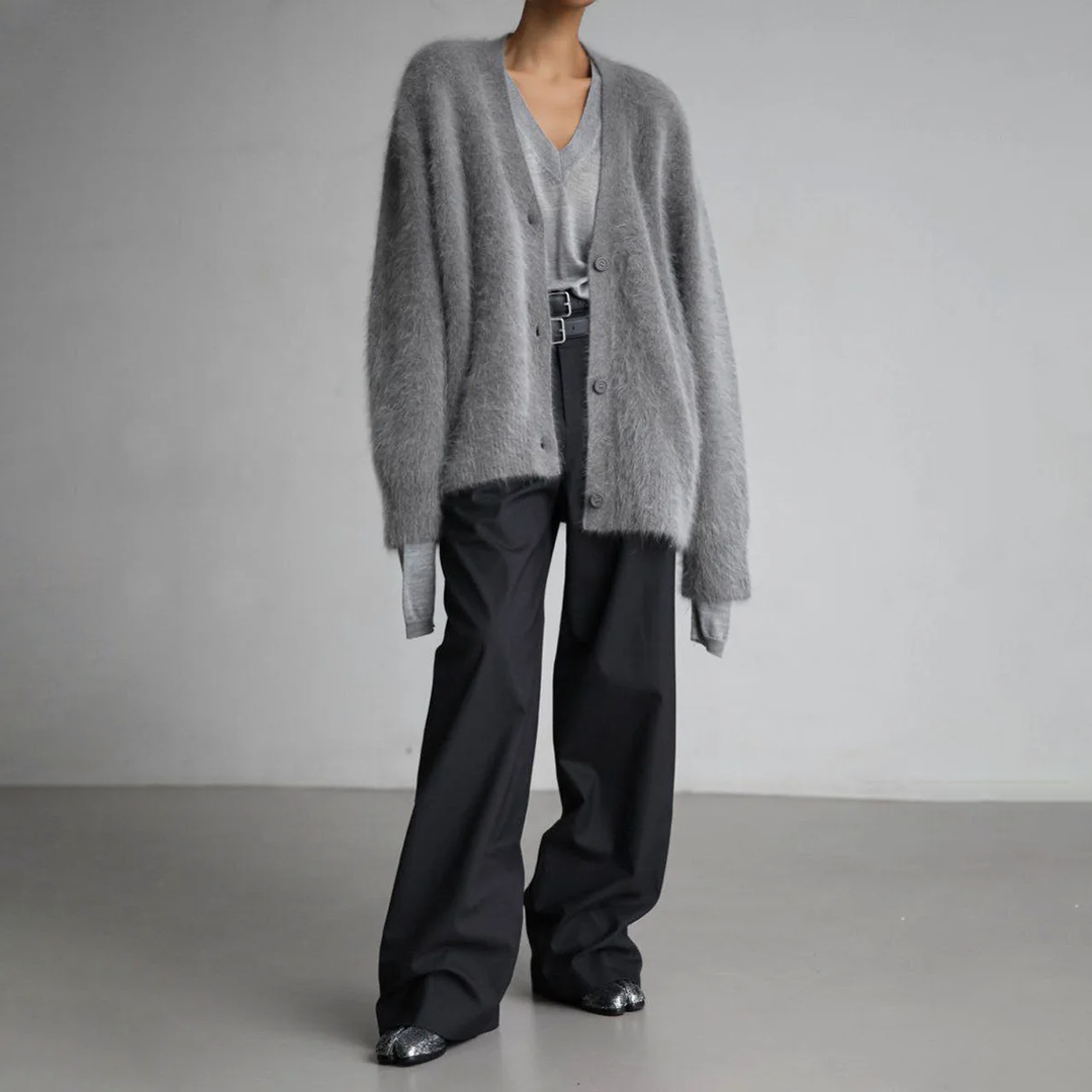 Modische Damen Strickjacke Luna, offen getragen über einem T-Shirt; perfekt für Freizeit & Alltag.