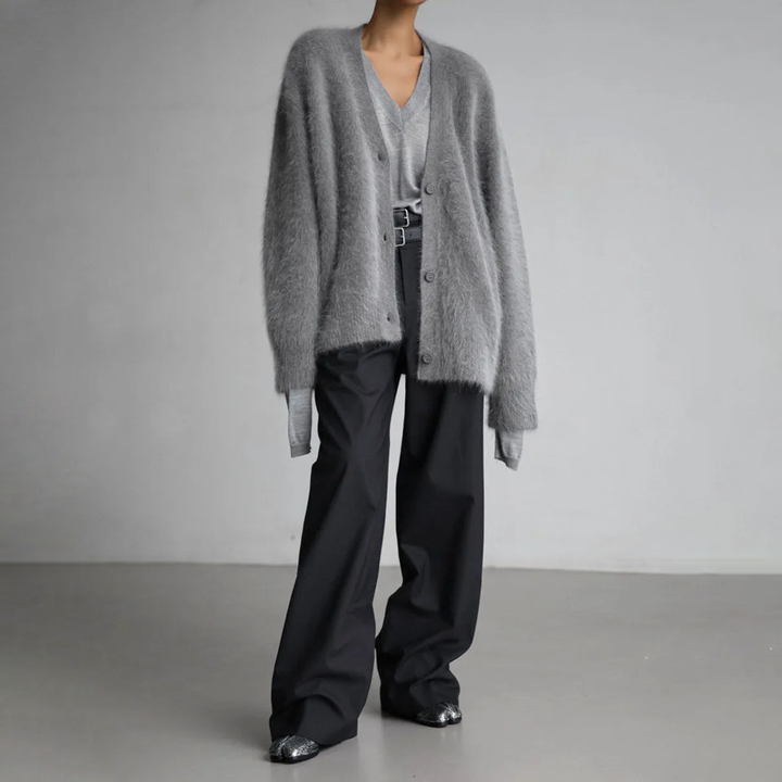 Modische Damen Strickjacke Luna, offen getragen über einem T-Shirt; perfekt für Freizeit & Alltag.