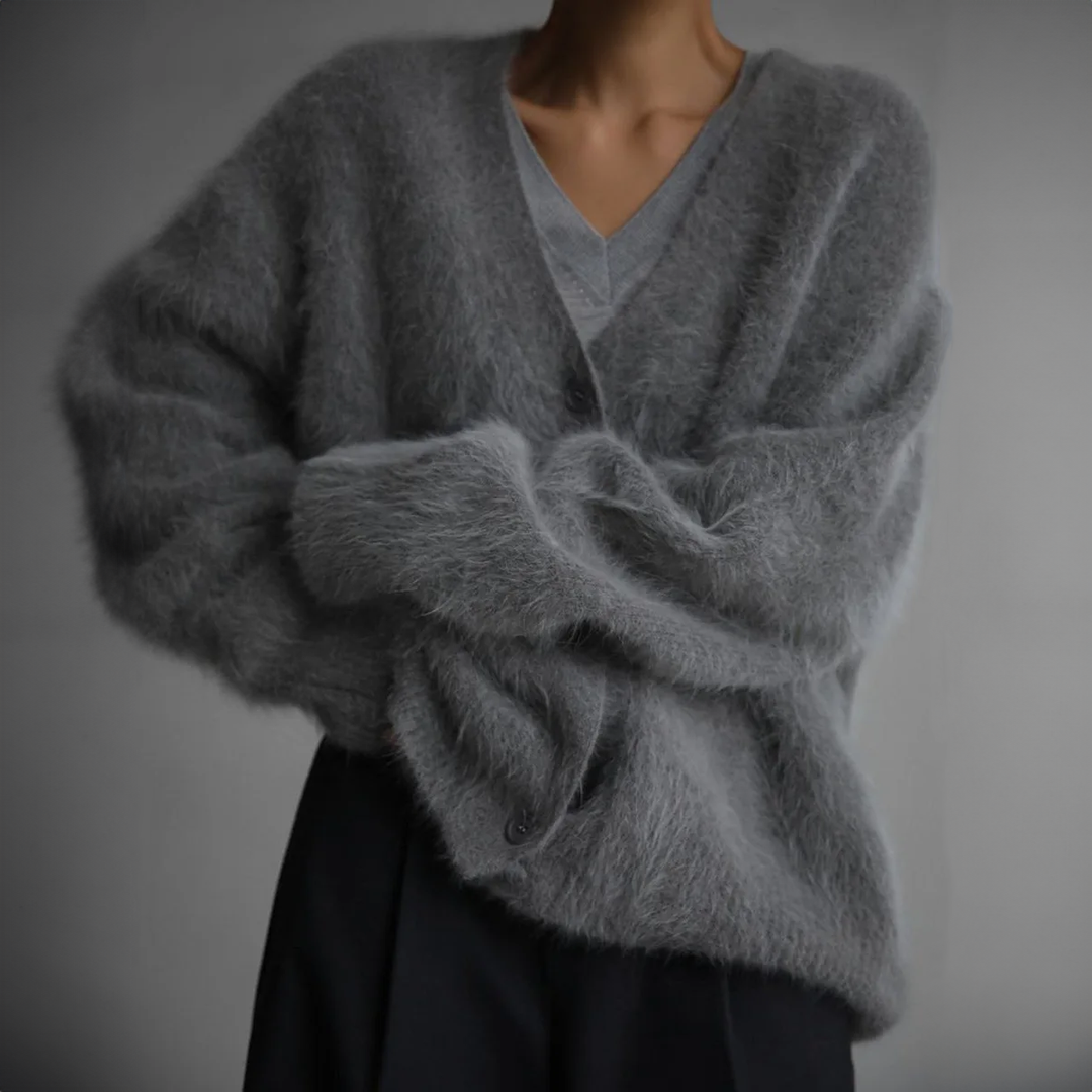 Damen Luna Strickjacke mit eleganter Bluse kombiniert; schicker Cardigan für Büro & besondere Anlässe.