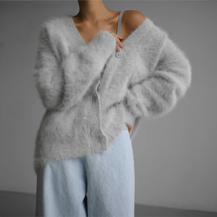 Detailansicht des modernen Schnitts der Damen Luna Strickjacke; figurschmeichelnder Cardigan für Modebewusste.