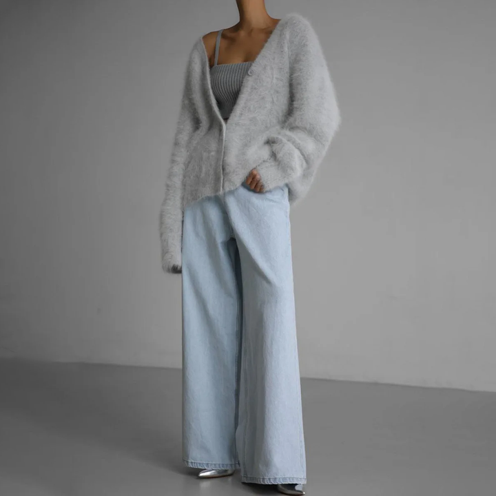 Model trägt Damen Luna Strickjacke von hinten, betont den lockeren Fall; vielseitiges Basic Oberteil für Damen.