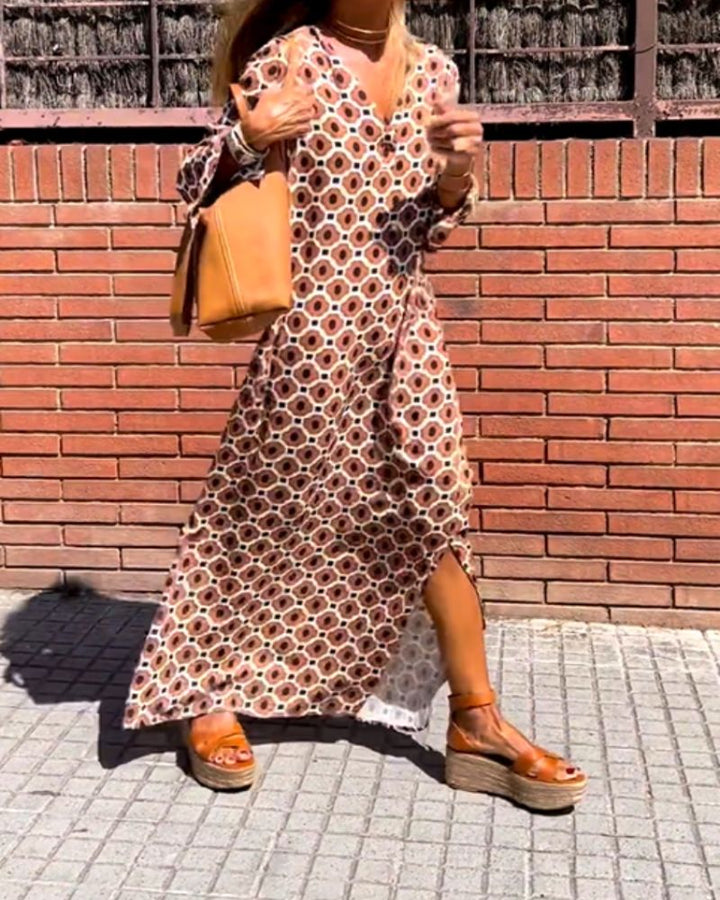 Langes, modisches Damenkleid. Bauchbedeckend & figurschmeichelnd für eine elegante Silhouette.