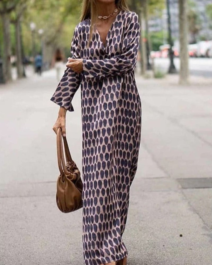 Langes figurschmeichelndes Damen Maxikleid mit fließendem Schnitt, ideal für den Sommer.
