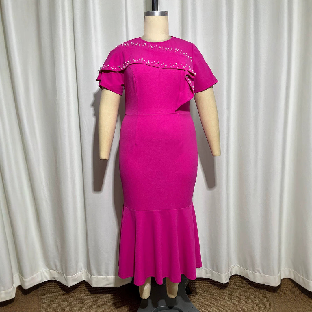 Feminines sommerliches Maxikleid für Damen, figurbetont mit eleganten Rüschen. Langes, fließendes Design.