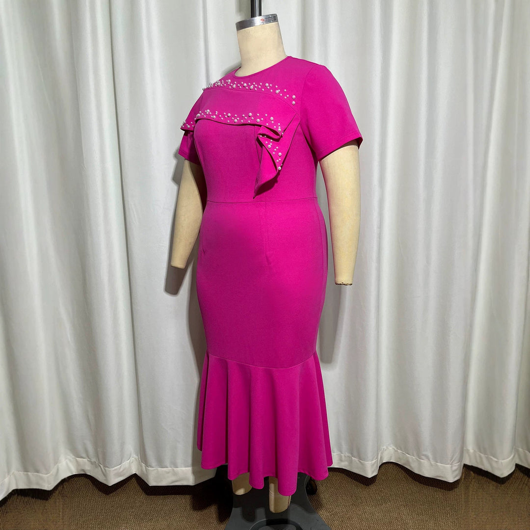Elegantes Magenta Damen Maxikleid figurbetont mit Rüschen, perfekt als Partykleid oder für besondere Events.