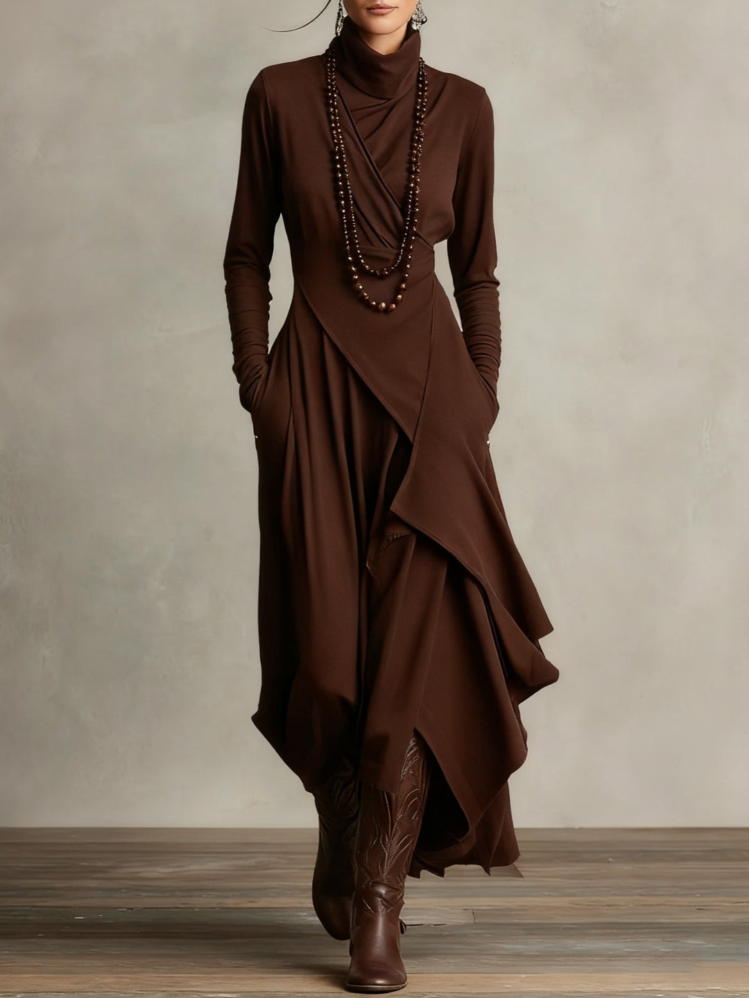 Fließendes, langes Damen Maxikleid Keirae in klassischem Braun, elegant für Abend und besondere Gelegenheiten.