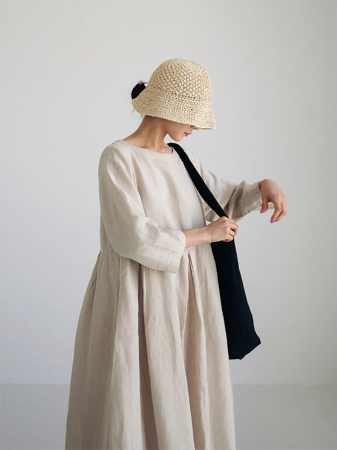 Nahaufnahme der praktischen Seitentaschen am bequemen Damen Maxikleid mit lockerer Passform.