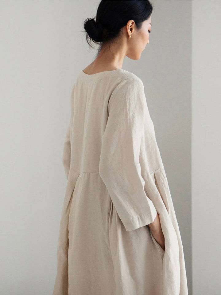 Frau trägt ein langes, lockeres Damen Maxikleid mit Seitentaschen, ideal für sommerliche Tage.