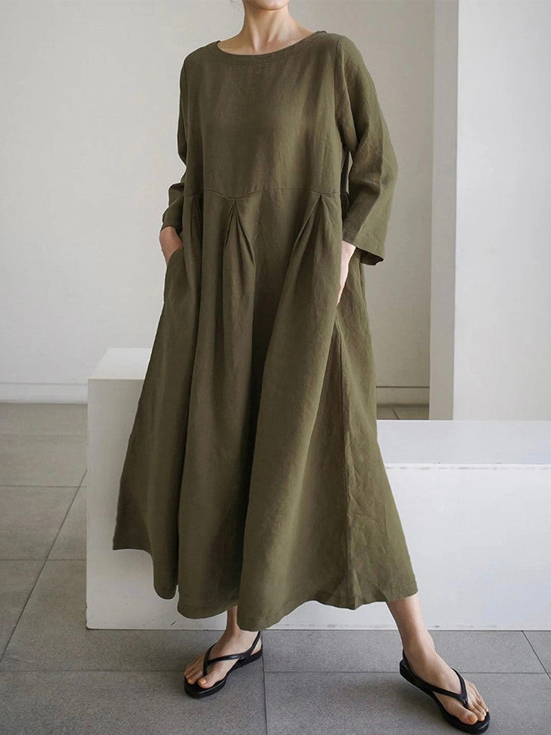 Rückansicht eines eleganten, lockeren Damen Maxikleids, bequem & stilvoll für jeden Anlass.