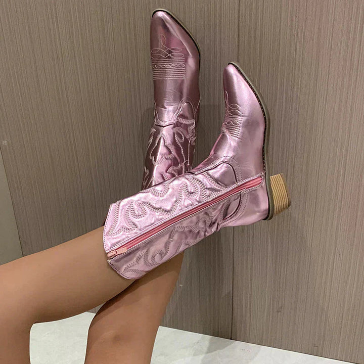 Damen Metallic Cowboystiefel in funkelndem Western-Stil. Glitzernde Damenschuhe für modebewusste Frauen.