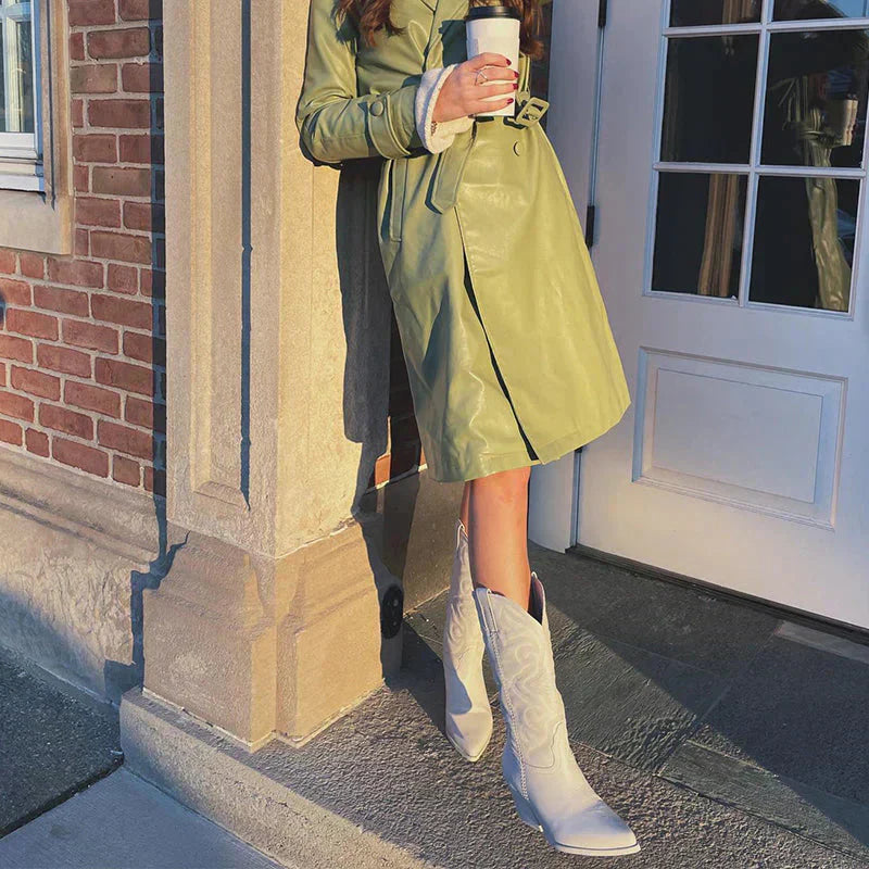 Seitliche Ansicht der stilvollen Damen Cowboystiefel mit Metallic-Glanz. Elegante Western-Stiefel mit Komfort.