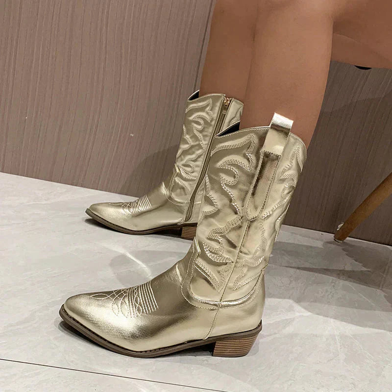 Trendige Metallic Cowboystiefel für Damen, ein modisches Statement im Western-Look. Funkelnde Damenschuhe.