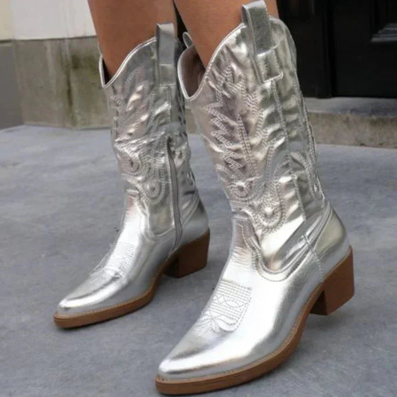 Detailaufnahme der spitzen Zehe und des Schafts der glänzenden Metallic Damen Cowboystiefel. Western-Schuh.