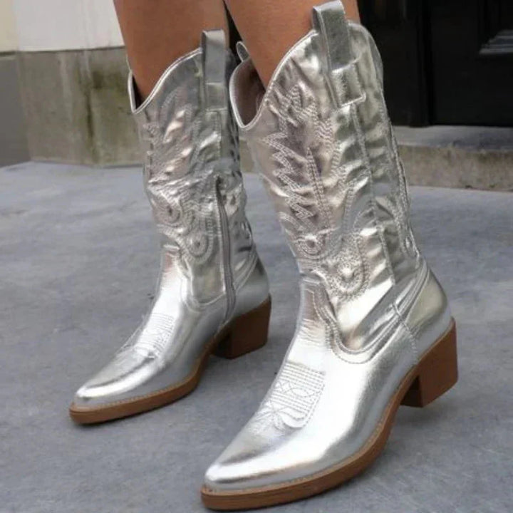Detailaufnahme der spitzen Zehe und des Schafts der glänzenden Metallic Damen Cowboystiefel. Western-Schuh.