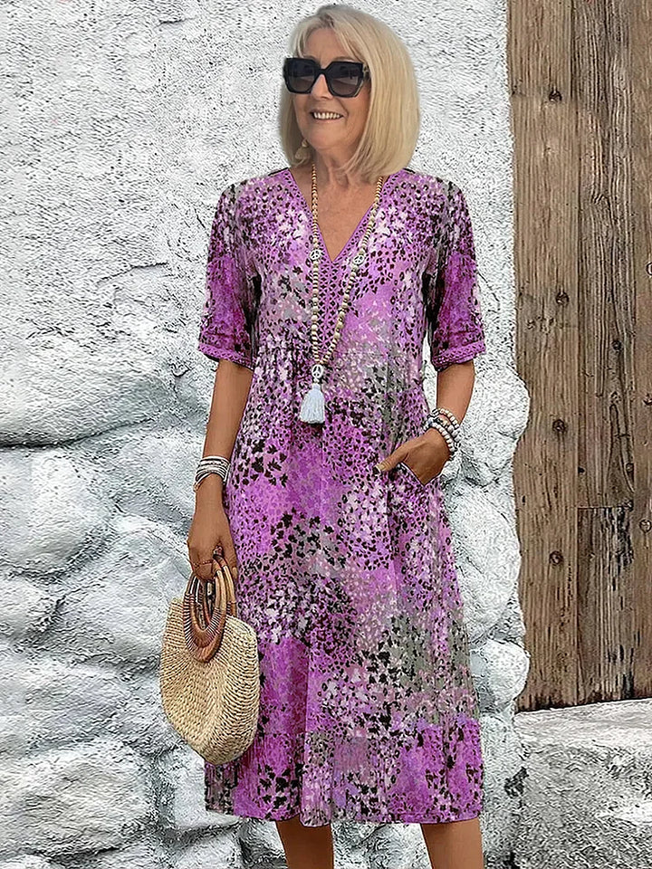 Leichtes Damen Midi-Kleid mit V-Ausschnitt & Kurzarm. Atmungsaktives Sommerkleid mit lebendigen Prints.