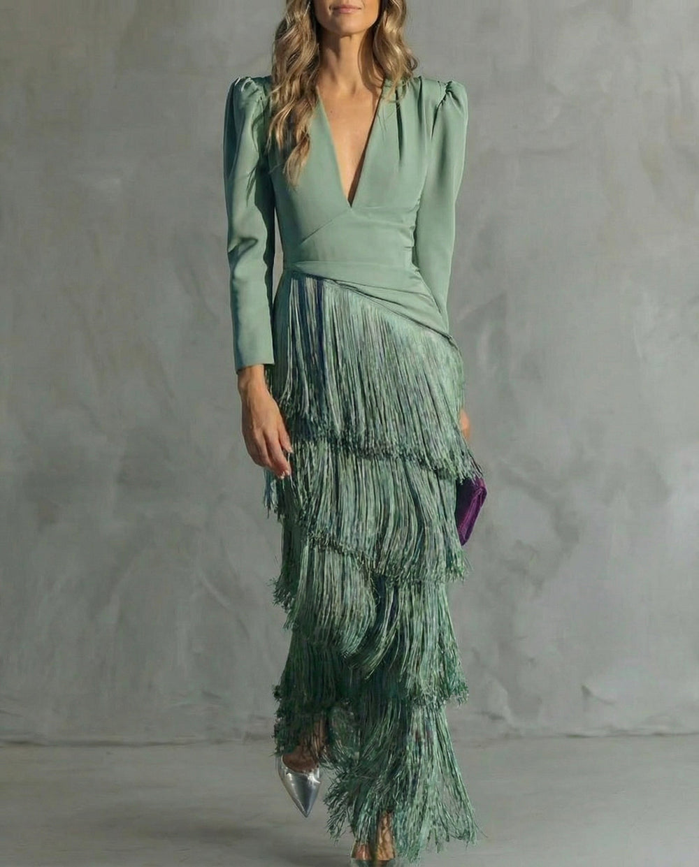 Fließendes Damen Midikleid mit dynamischen Fransenärmeln, ideal für elegante Anlässe und stilvolle Bewegung.