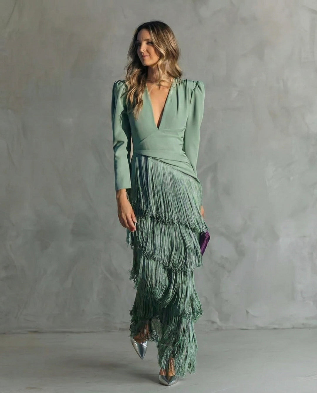 Elegantes Damen Midikleid mit tiefem V-Ausschnitt und stylischen Fransenärmeln für einen besonderen Look.