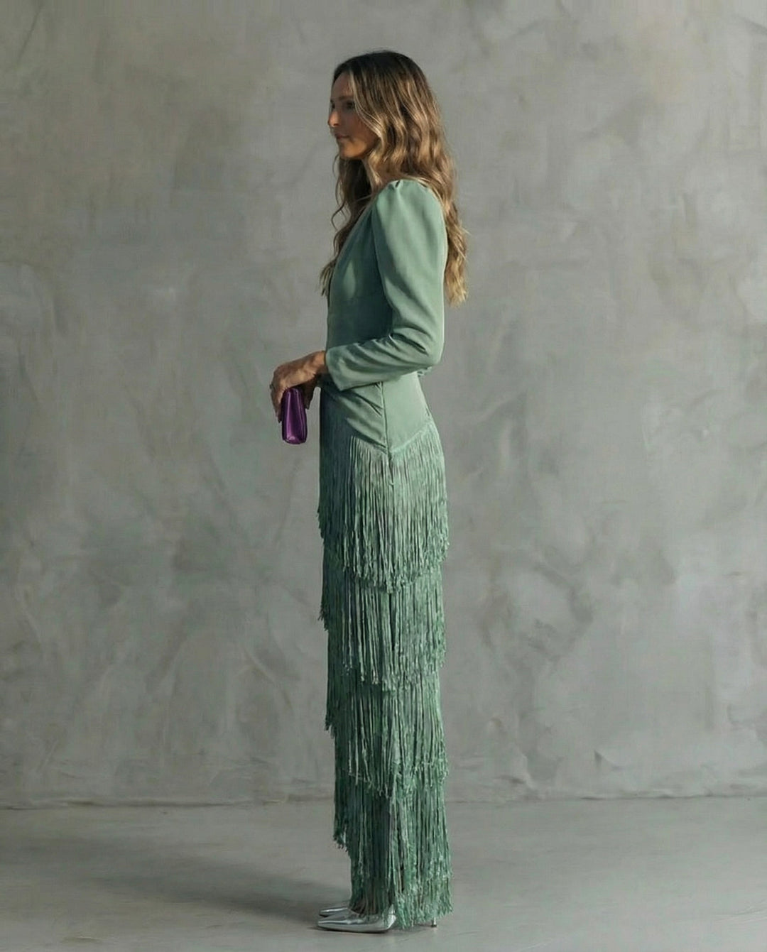 Festliches Damen Fransenkleid in Midilänge, perfekt als Abendkleid oder Partykleid für einen glamourösen Auftritt.