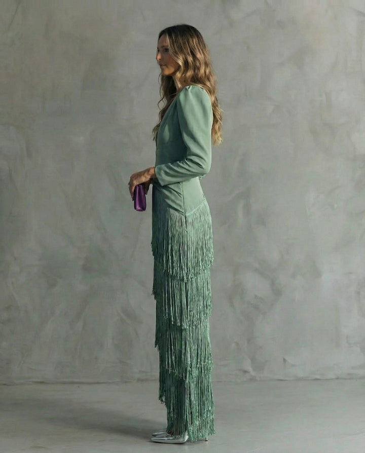 Festliches Damen Fransenkleid in Midilänge, perfekt als Abendkleid oder Partykleid für einen glamourösen Auftritt.