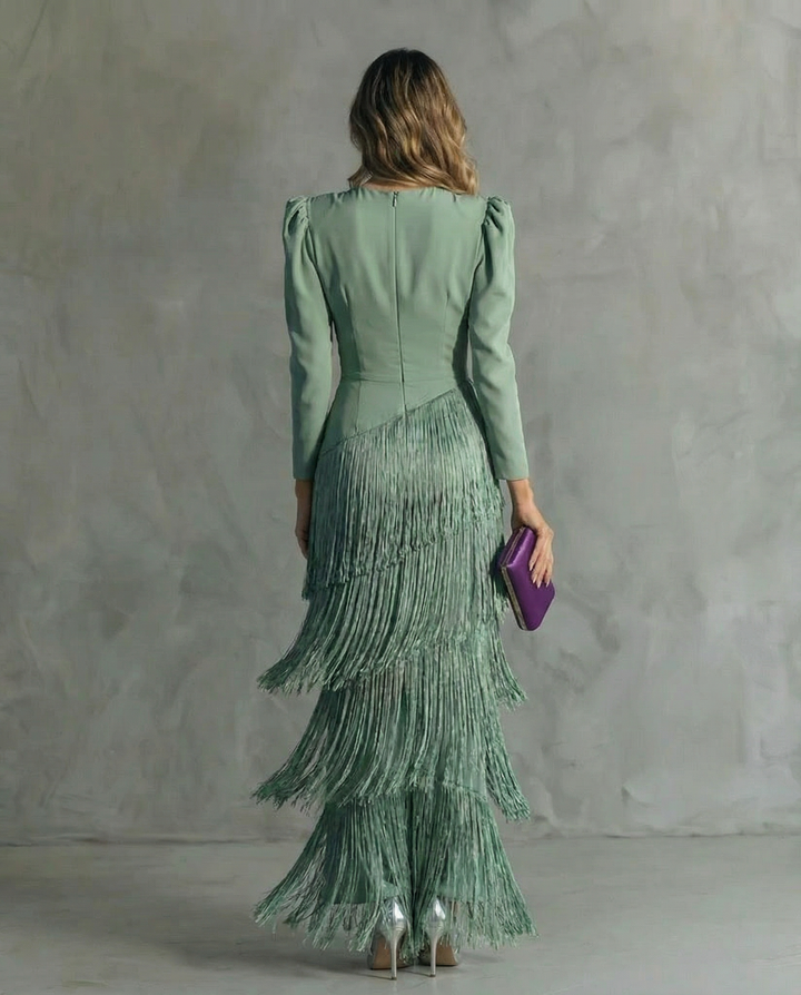 Modernes Damen Midikleid mit tanzenden Fransenärmeln, das Eleganz und Bewegung vereint, ideal für Abendveranstaltungen.