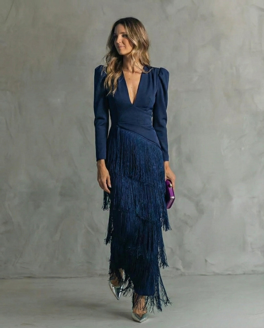 Stilvolles Damen Midikleid mit Fransen-Details an den Ärmeln und V-Ausschnitt, perfekt für Abendgarderobe.