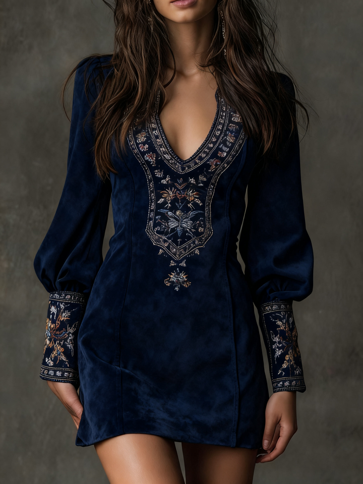 Elegantes florales Damen Minikleid. Kurzes Sommerkleid mit zarter Blumenstickerei, Puffärmeln und V-Ausschnitt.