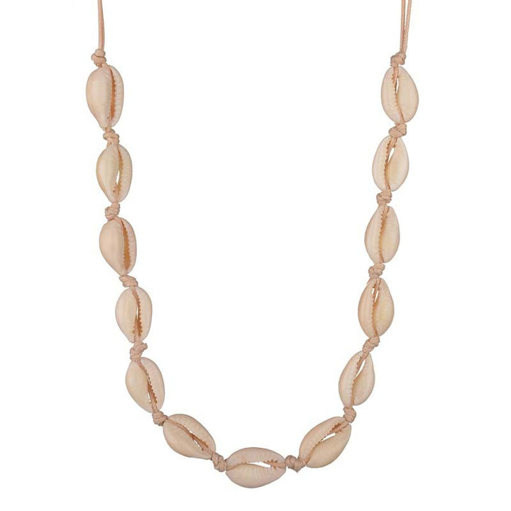 Nahaufnahme der verstellbaren Damen Muschelkette, eleganter Weiß-Schmuck, perfektes Strand-Accessoire.