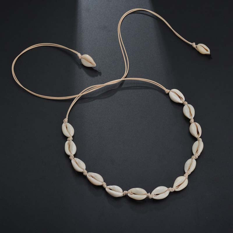 Frau trägt elegante, verstellbare Damen Muschel-Halskette, stilvolles Sommer-Accessoire für jeden Look.