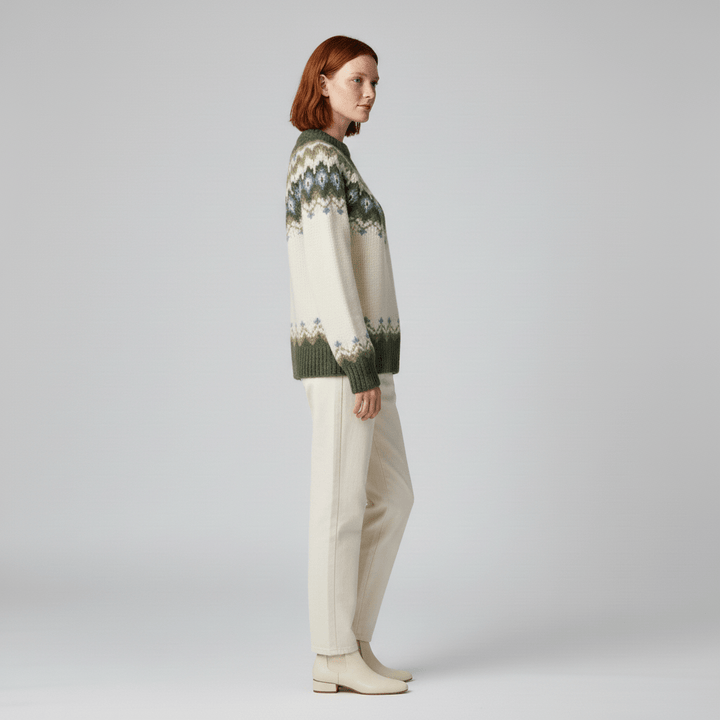 Eleganter Damen Nordisch-Pullover mit traditionellem Strickmuster und hohem Kragen.