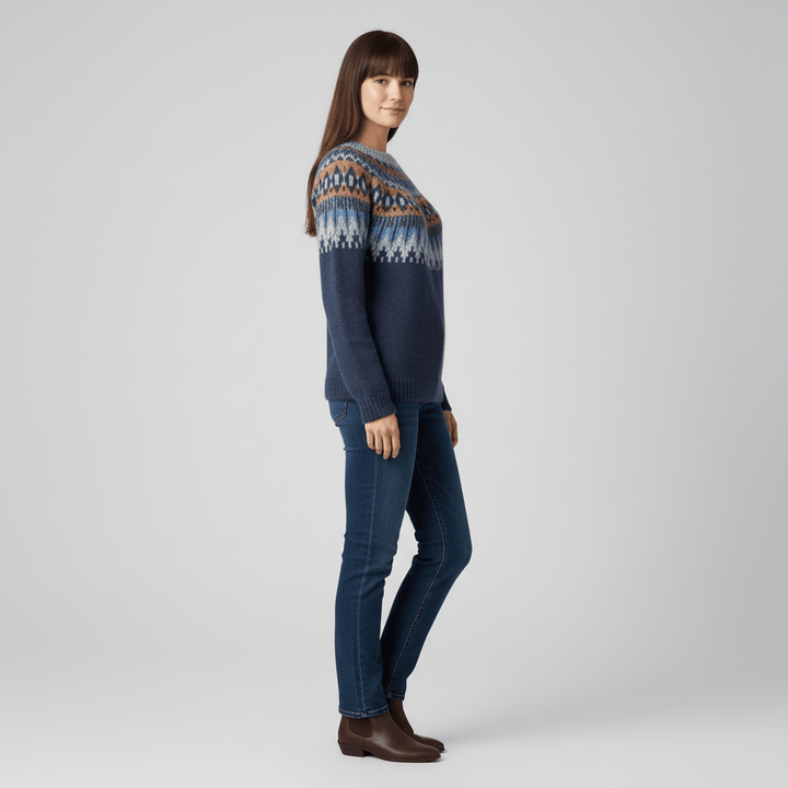 Detailaufnahme des gestrickten Nordisch-Musters auf dem warmen Damen Winterpullover.