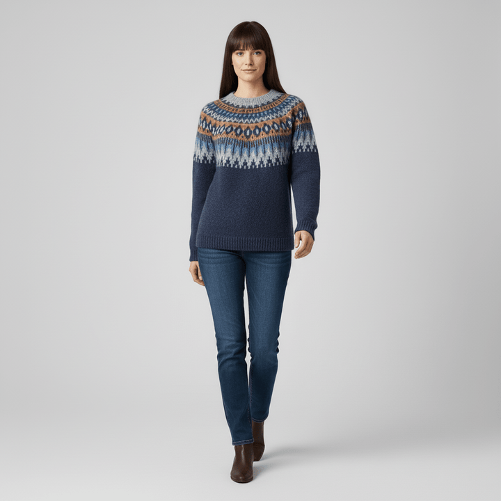 Dame trägt gemütlichen, nordischen Winterstrickpullover "Audrey" mit zeitlosem Muster.