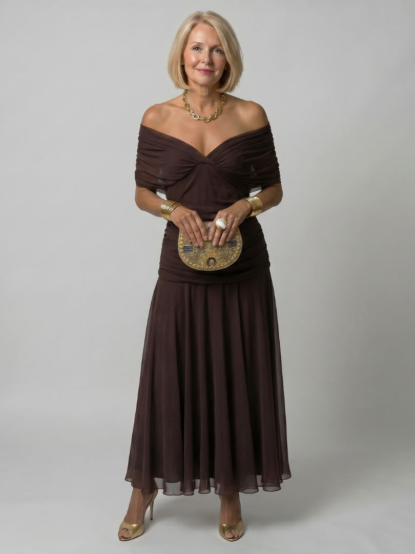 Detailaufnahme des Off-Shoulder Ausschnitts am Midikleid, betont das Dekolleté und die Schultern.
