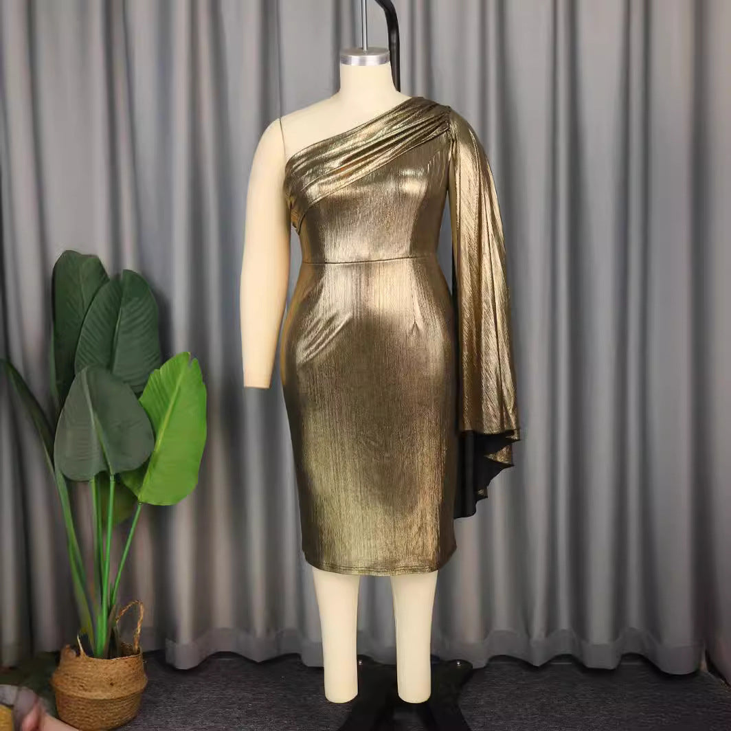 Glamouröses Damen Glitzerkleid, ein elegantes One-Shoulder Abendkleid für besondere Anlässe und Abendmode.