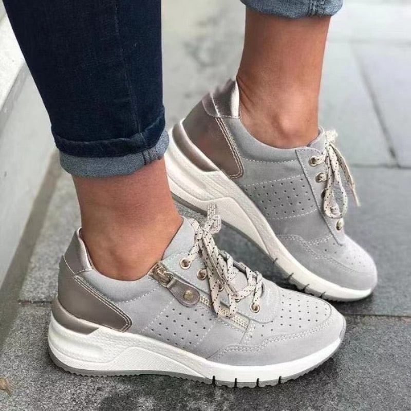 Bequeme Damen Orthopädie-Sneaker, gelenk- und fersenspornschonend, mit breitem Zehenraum und Dämpfung.