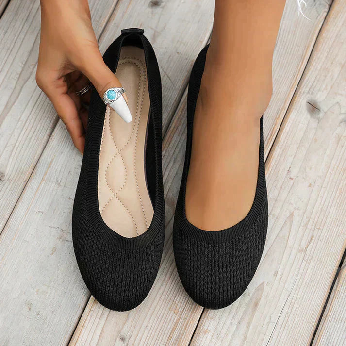 Elegante, flache Damen Ballerinas mit Fußbett, ideal als bequeme Büroschuhe.