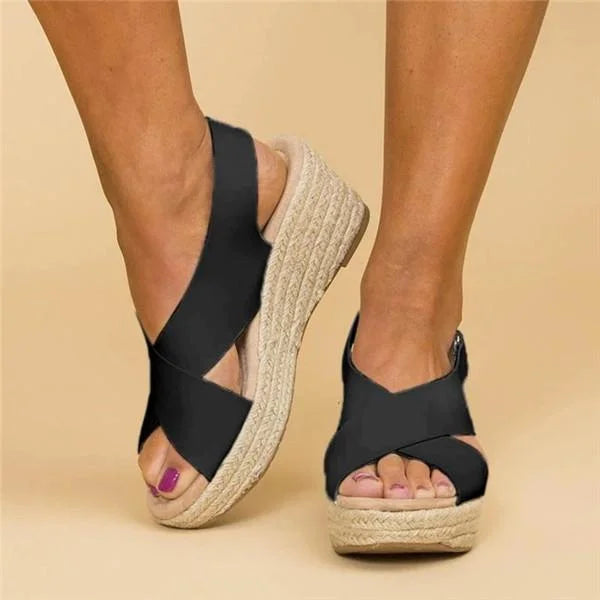 Nahaufnahme: Orthopädische Damen Keilabsatz-Espadrilles mit verstellbarem Riemen für sicheren Halt.