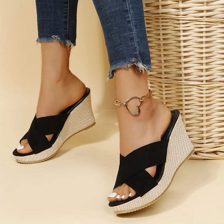 Elegante Damen Sandalen mit Keilabsatz, ideal für Alltag & Spaziergänge, bieten Bequemlichkeit.
