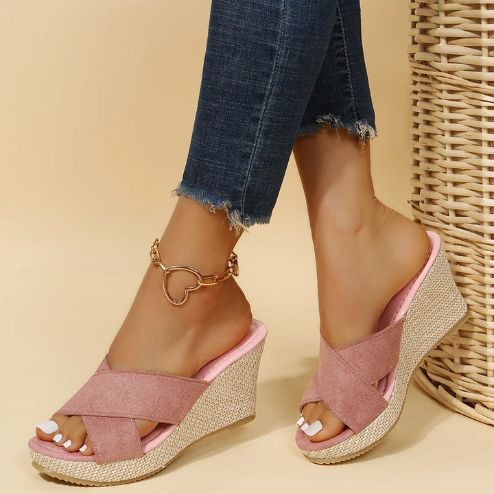 Bequeme orthopädische Sommerschuhe für Frauen mit Keilabsatz und stützendem Fußbett.