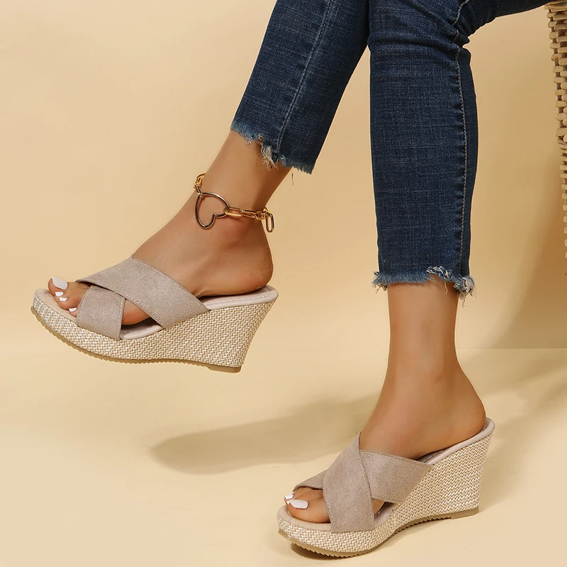 Komfortable Damensandalen mit Keilabsatz für Damen, orthopädisches Fußbett für gesunde Füße.