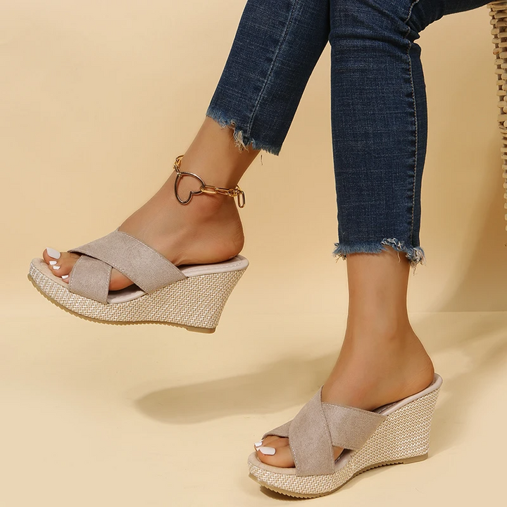 Komfortable Damensandalen mit Keilabsatz für Damen, orthopädisches Fußbett für gesunde Füße.