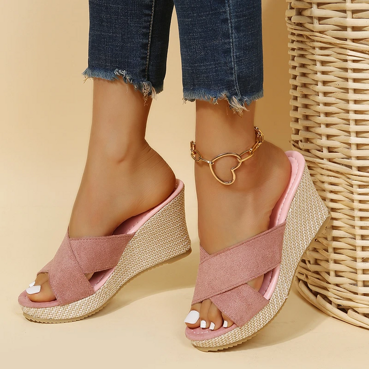 Moderne orthopädische Keilsandalen für Frauen, verbinden Eleganz mit hohem Tragekomfort.