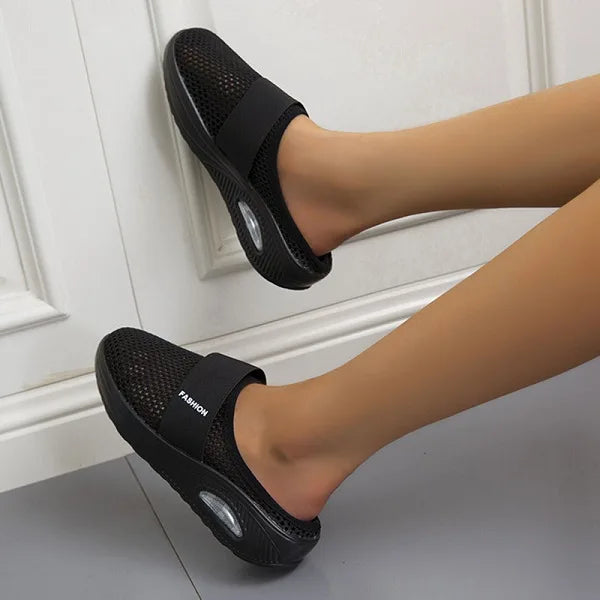 Bequeme Keilsandalen für Damen, orthopädisch geformt mit ergonomischem Fußbett und rutschfester Sohle.