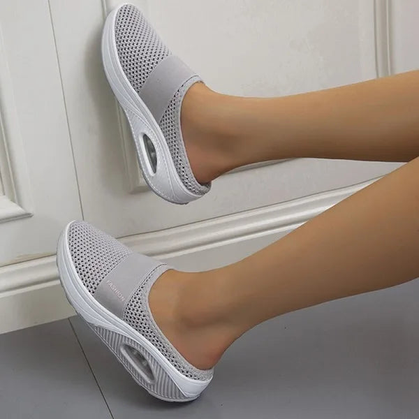 Damenfußbekleidung: Orthopädische Keilsandalen mit weichem, stoßdämpfendem Fußbett für optimalen Gehkomfort.