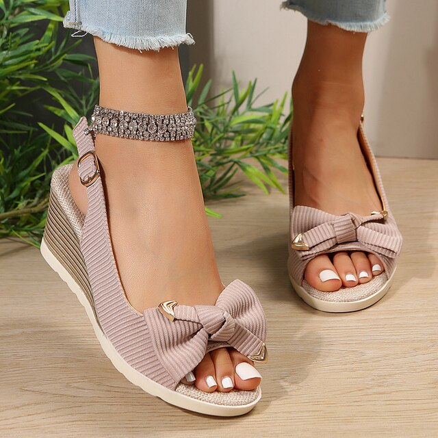 Verstellbare Damen Keilsandalen, orthopädisch, in stilvollem Design. Ideale bequeme Schuhe für den Sommer.